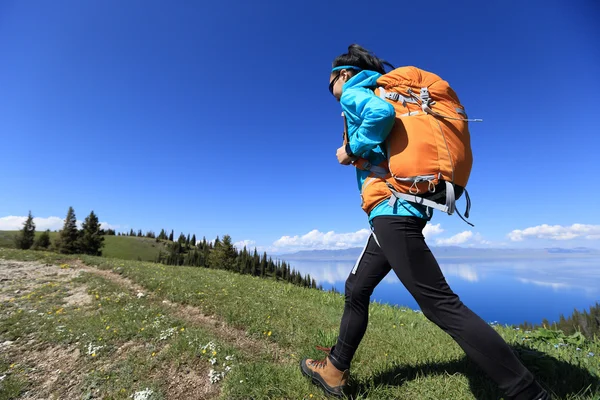 Jonge vrouw backpacker wandelen — Stockfoto