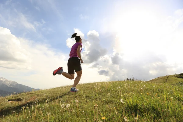 健康な若い女性トレイル ランナー — ストック写真