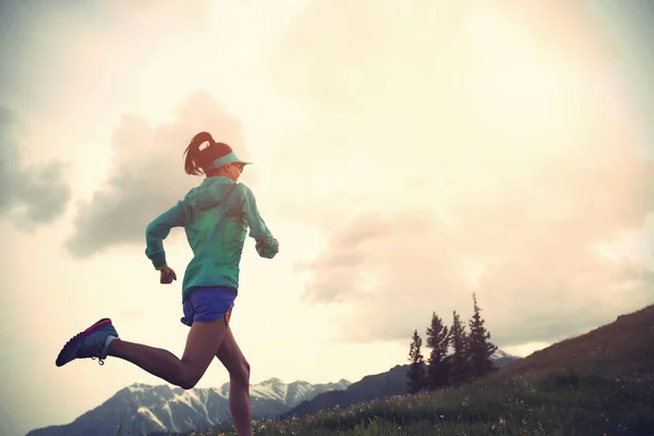 Gezonde levensstijl jonge fitness vrouw — Stockfoto