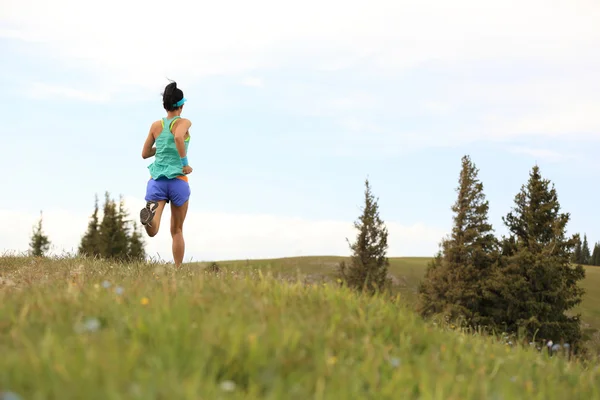 Gezonde jonge vrouw trail runner — Stockfoto