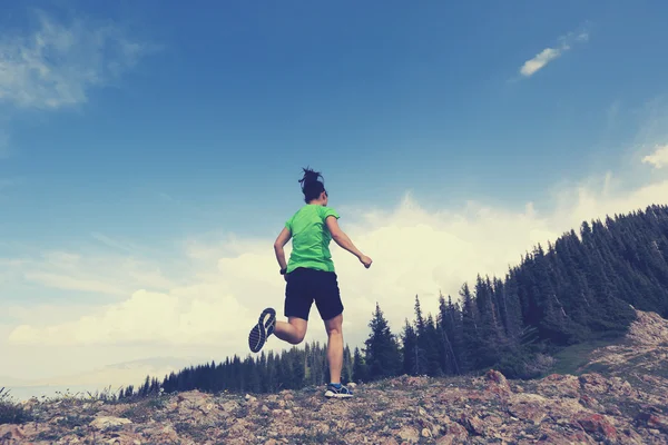 Friska unga kvinnan trail runner — Stockfoto