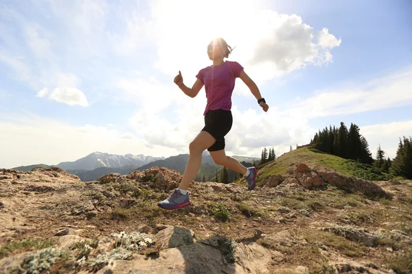 Gezonde jonge vrouw trail runner — Stockfoto