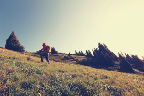 Jonge vrouw backpacker wandelen — Stockfoto