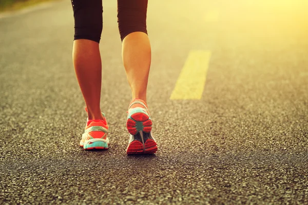 Fitness mladá žena běžec běží — Stock fotografie