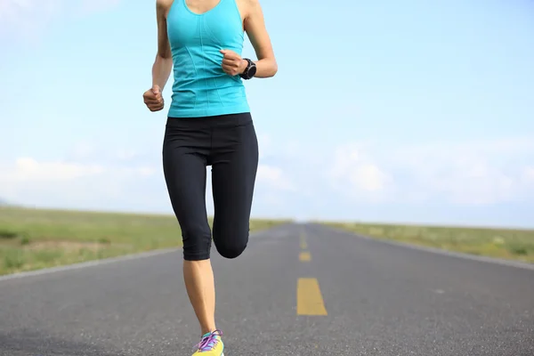 Jovem fitness mulher corredor correndo — Fotografia de Stock