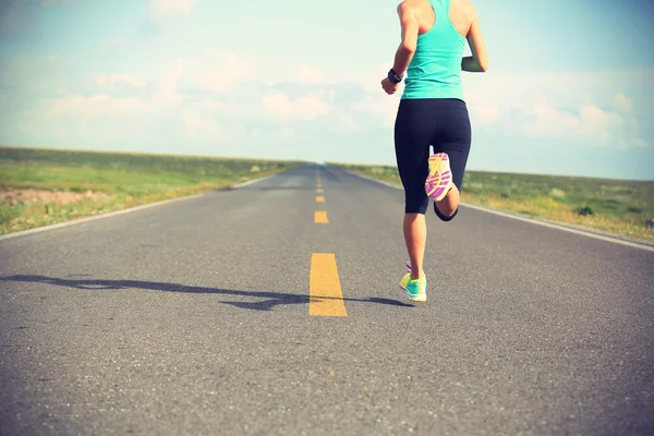 Jovem fitness mulher corredor correndo — Fotografia de Stock