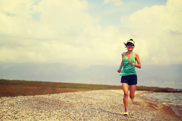 Fitness jonge vrouw trail runner — Stockfoto