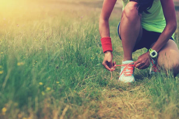 Junge Läuferin bindet Schnürsenkel — Stockfoto