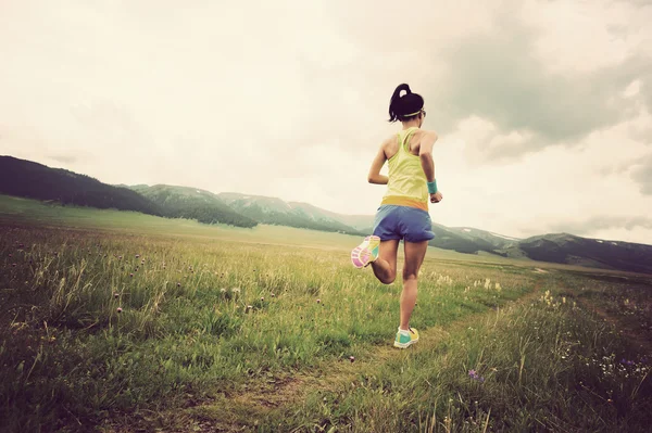 Sağlıklı yaşam tarzı genç kadın runner — Stok fotoğraf