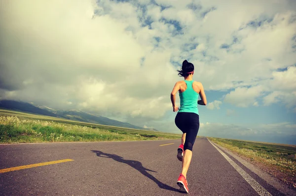 Hälsosam livsstil ung kvinna löpare — Stockfoto