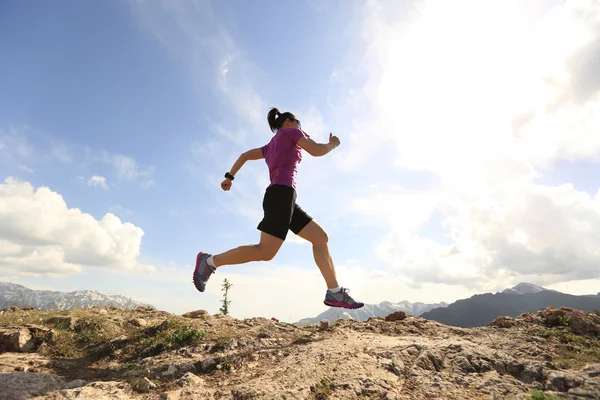 Trail runner körs på topp — Stockfoto
