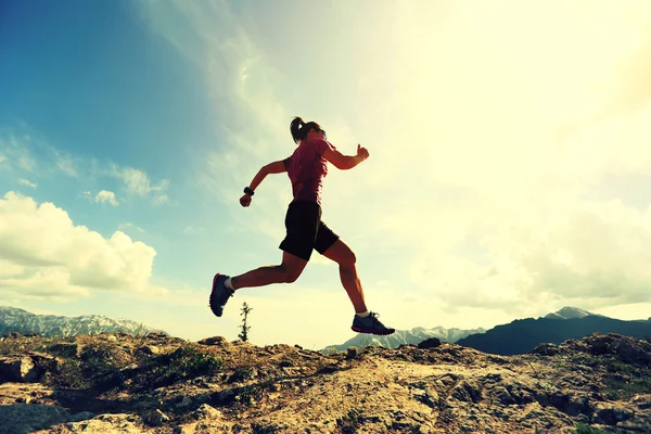 Trail runner running on peak — Stock Photo, Image