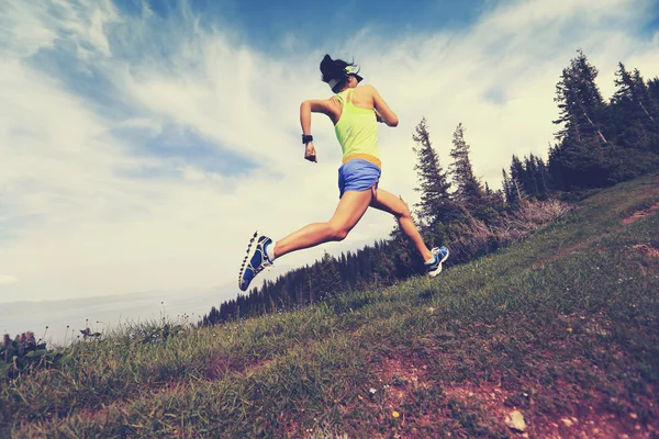 Tepe üzerinde çalışan iz runner — Stok fotoğraf