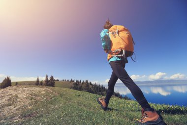 backpacker dağ izi hiking