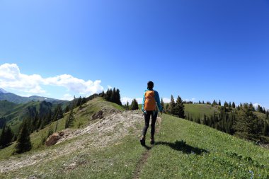 backpacker dağ izi hiking