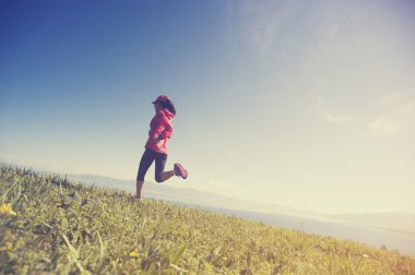 tepe üzerinde çalışan iz runner 