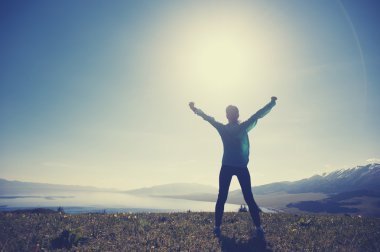 genç kadın Kollarını açarak 