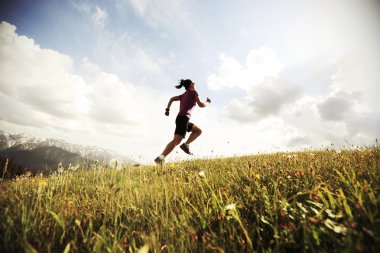 tepe üzerinde çalışan iz runner 