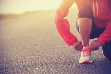 genç kadın runner bağlama ayakkabı bağı