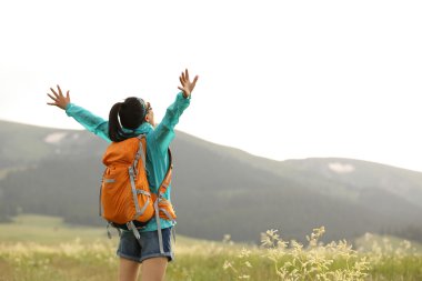 Genç kadın uzun yürüyüşe çıkan kimse Kollarını açarak