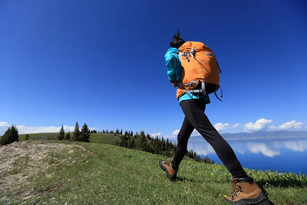 Backpacker πεζοπορία στο μονοπάτι του βουνού — Φωτογραφία Αρχείου