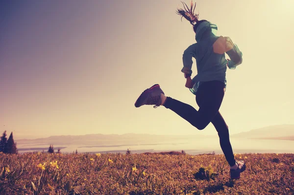 Tepe üzerinde çalışan iz runner — Stok fotoğraf