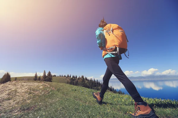 Backpacker dağ izi hiking — Stok fotoğraf