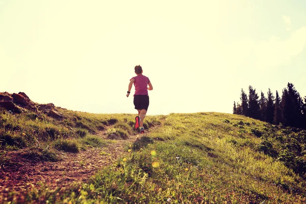 tepe üzerinde çalışan iz runner 