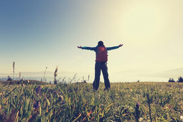 Mujer mochilera en la montaña — Foto de Stock