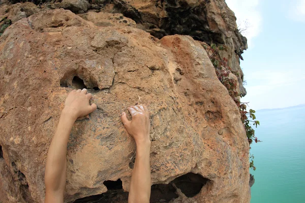 Mujer escalador de rocas manos escalada — Foto de Stock