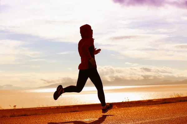 Mujer corriendo en la carretera — Foto de Stock