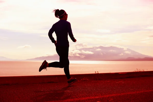 Mujer corriendo en la carretera —  Fotos de Stock