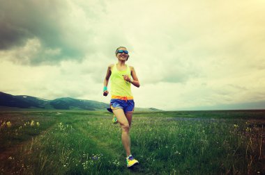 tepe üzerinde çalışan iz runner 