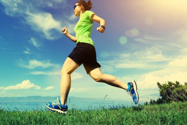 tepe üzerinde çalışan iz runner 