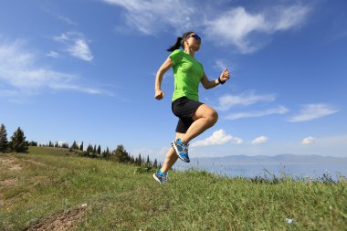 tepe üzerinde çalışan iz runner 