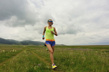 tepe üzerinde çalışan iz runner 