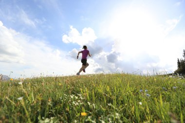 tepe üzerinde çalışan iz runner 