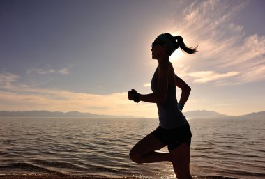 Koşan fitness kadını 
