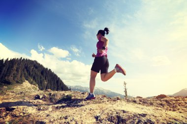 tepe üzerinde çalışan iz runner 