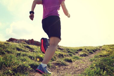 tepe üzerinde çalışan iz runner 