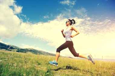 tepe üzerinde çalışan iz runner 
