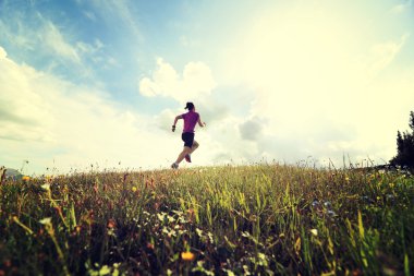 tepe üzerinde çalışan iz runner 