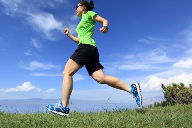 tepe üzerinde çalışan iz runner 