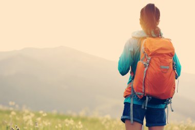 otlak izinde yürüyen kadın uzun yürüyüşe çıkan kimse 