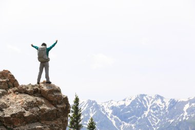 kadın backpacker dağ tepe üzerinde