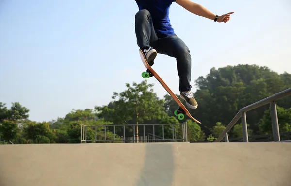 スケート ボードのスケートボーダーの足 — ストック写真