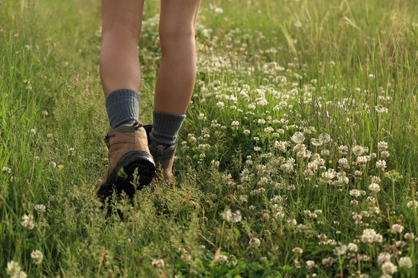 Donna escursionista gambe a piedi sul sentiero — Foto Stock