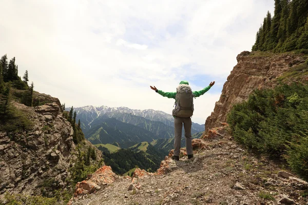 Женщина-турист на вершине горы — стоковое фото