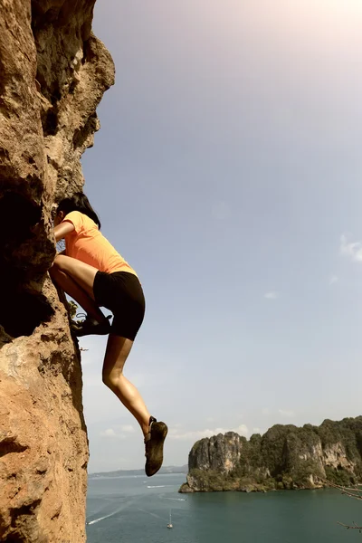 Donna arrampicata in riva al mare — Foto Stock