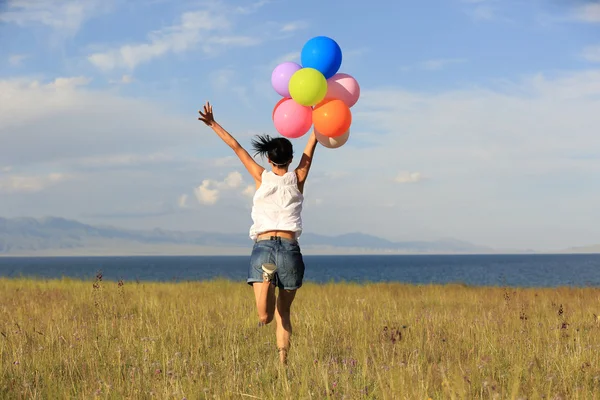 Kvinna med färgade ballonger — Stockfoto